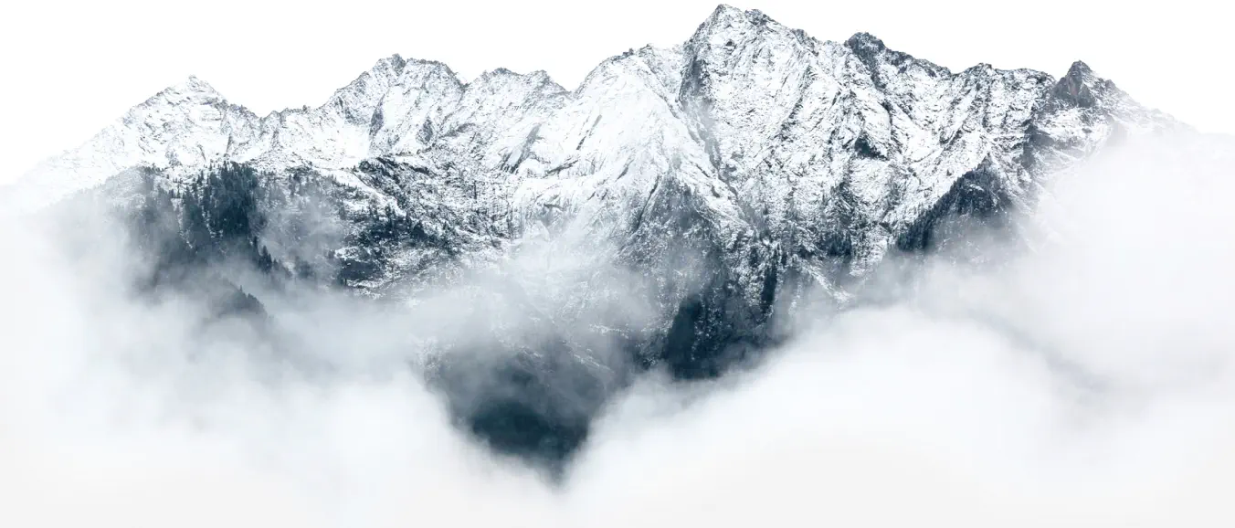 Schneebedecktes Bergpanorama welches sich aus einem wolkenverhangenen Tal hervorhebt